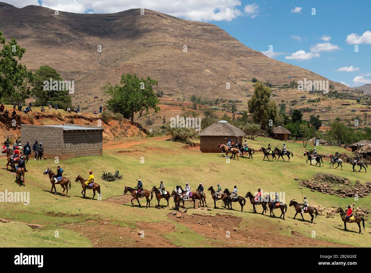Männer, die zu Pferd bei einer Einweihungsfeier in der Nähe von Pisseng (Leribe), Lesotho, ankommen Stockfoto