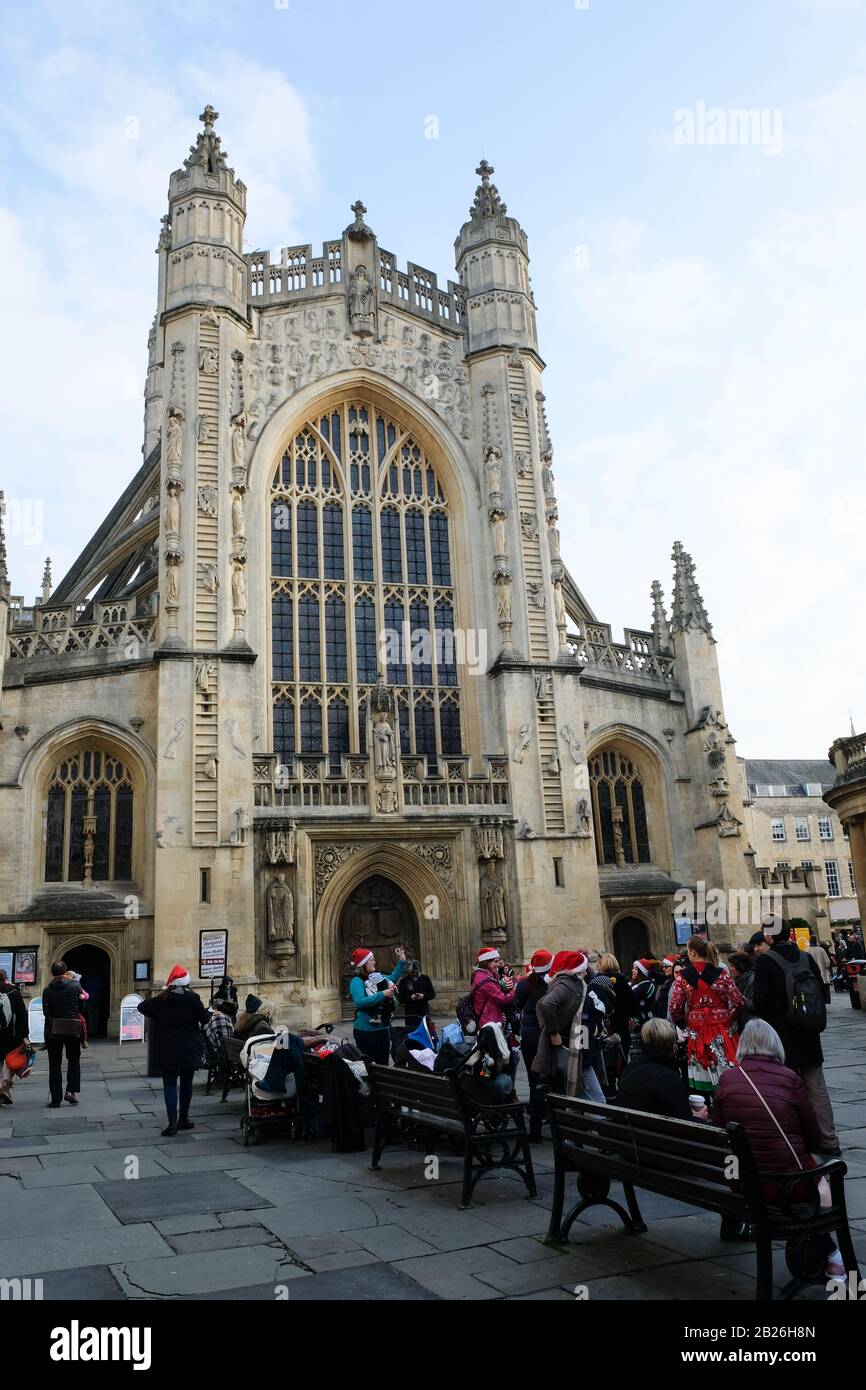 Bath, UK/ November 2018: Touristen und Einheimische kaufen auf dem Bath Weihnachtsmarkt in England lokale Weihnachtsartikel ein. Stockfoto