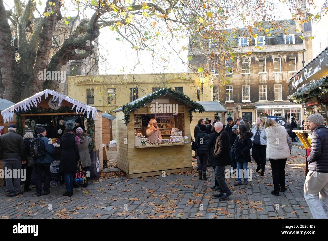 Bath, UK/ November 2018: Touristen und Einheimische kaufen auf dem Bath Weihnachtsmarkt in England lokale Weihnachtsartikel ein. Stockfoto