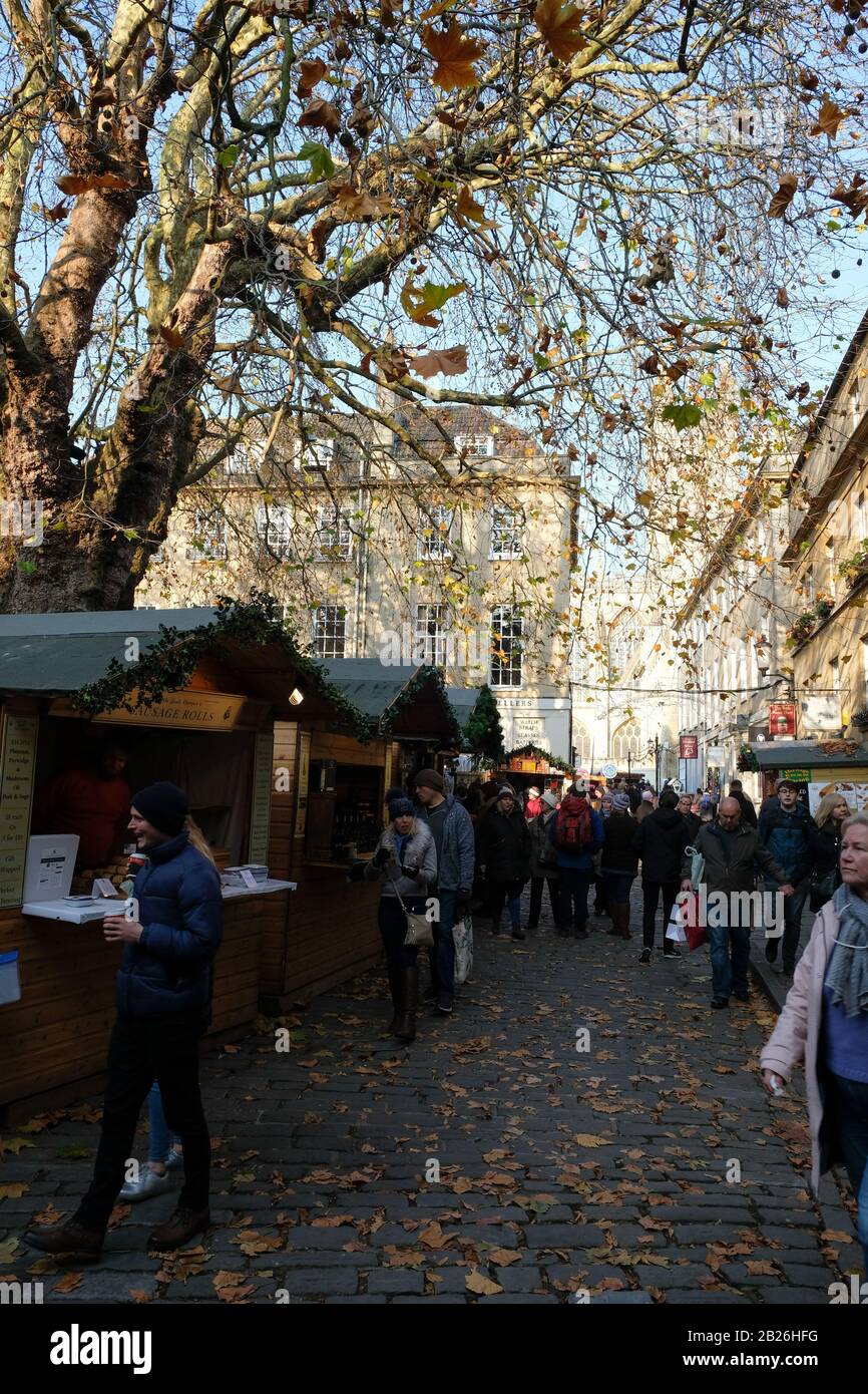 Bath, UK/ November 2018: Touristen und Einheimische kaufen auf dem Bath Weihnachtsmarkt in England lokale Weihnachtsartikel ein. Stockfoto