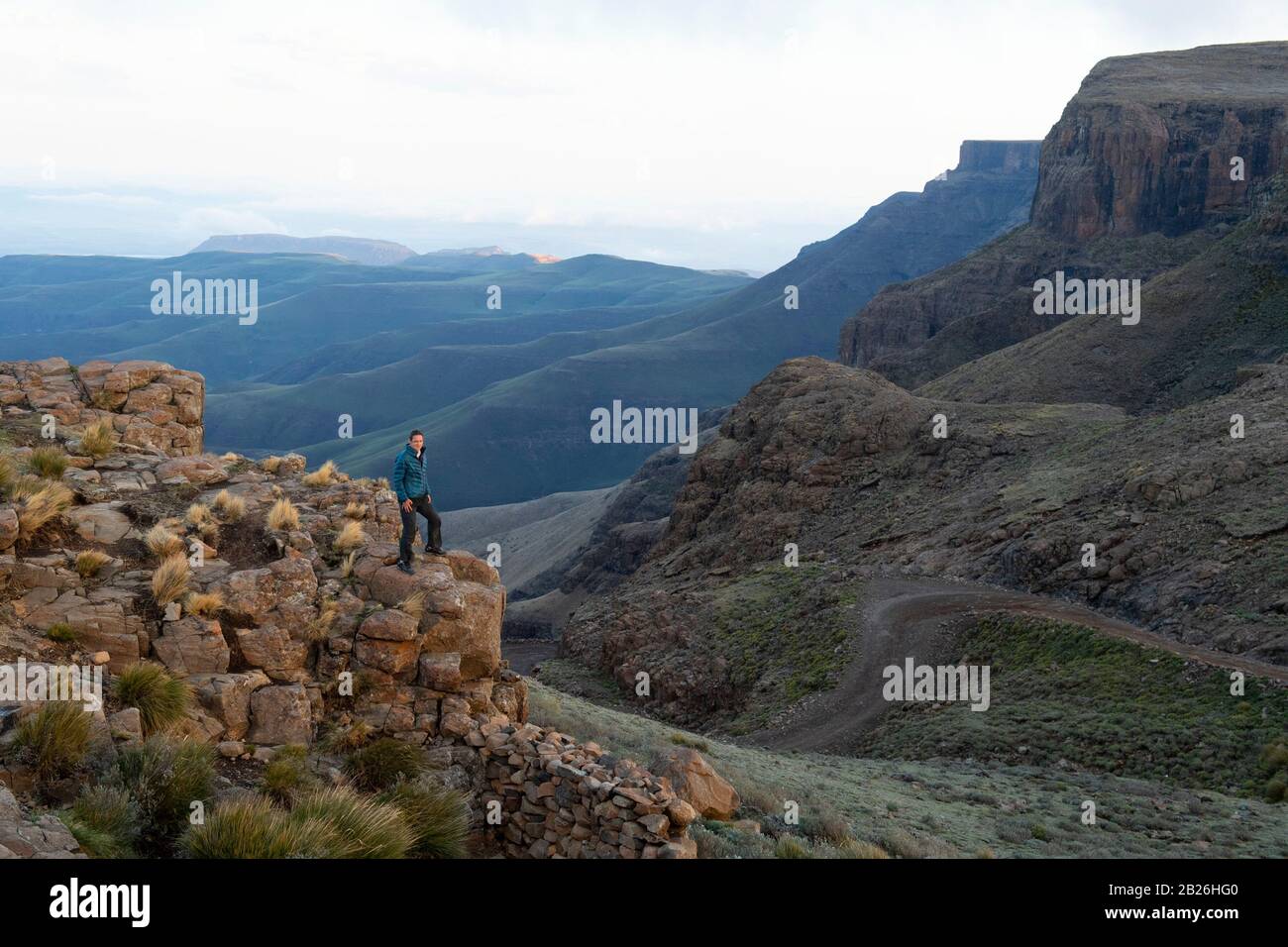 Tourist mit Blick auf den Sani-Pass, Lesotho Stockfoto