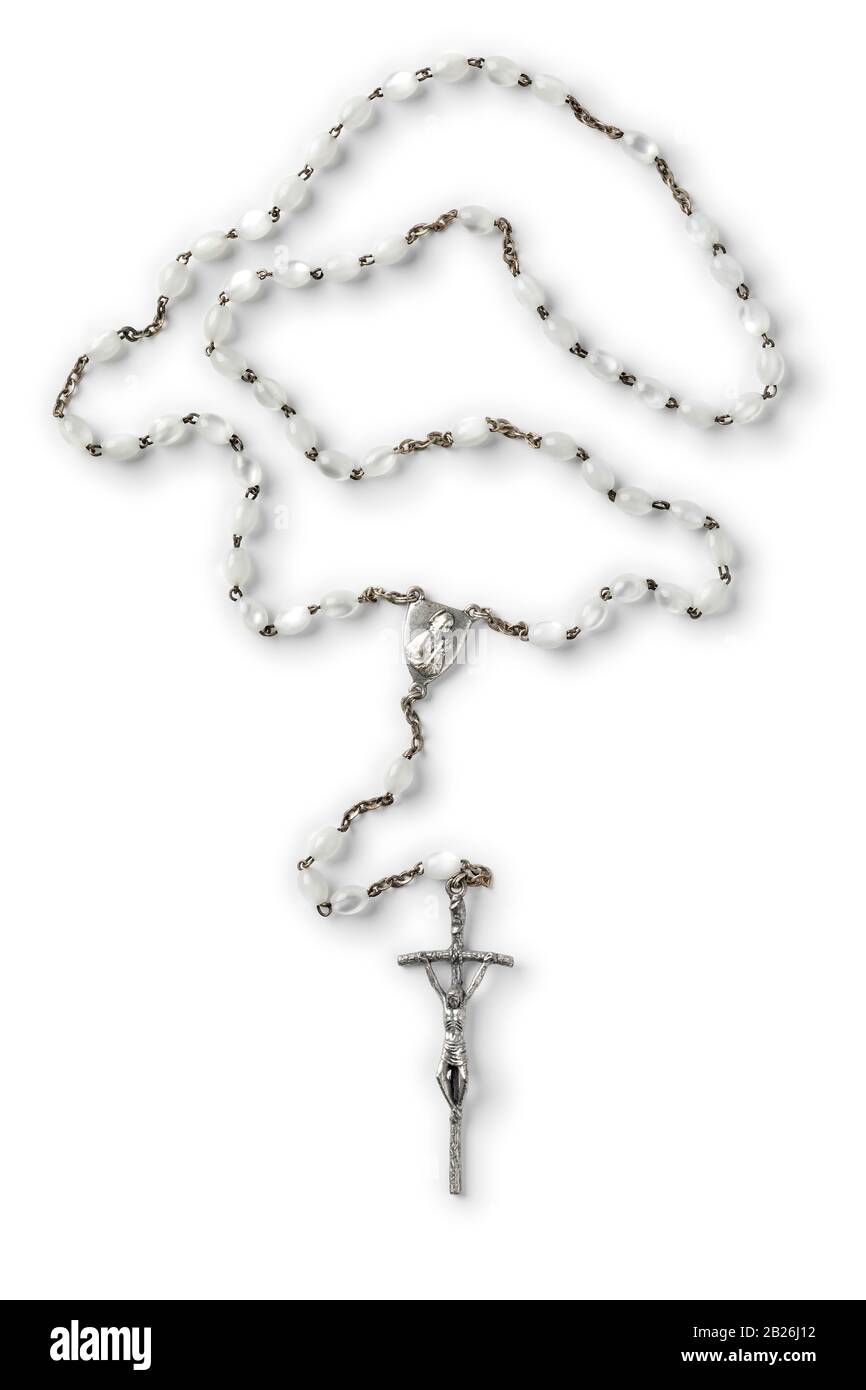 Der katholische Rosary wurde auf weißem Hintergrund isoliert Stockfoto
