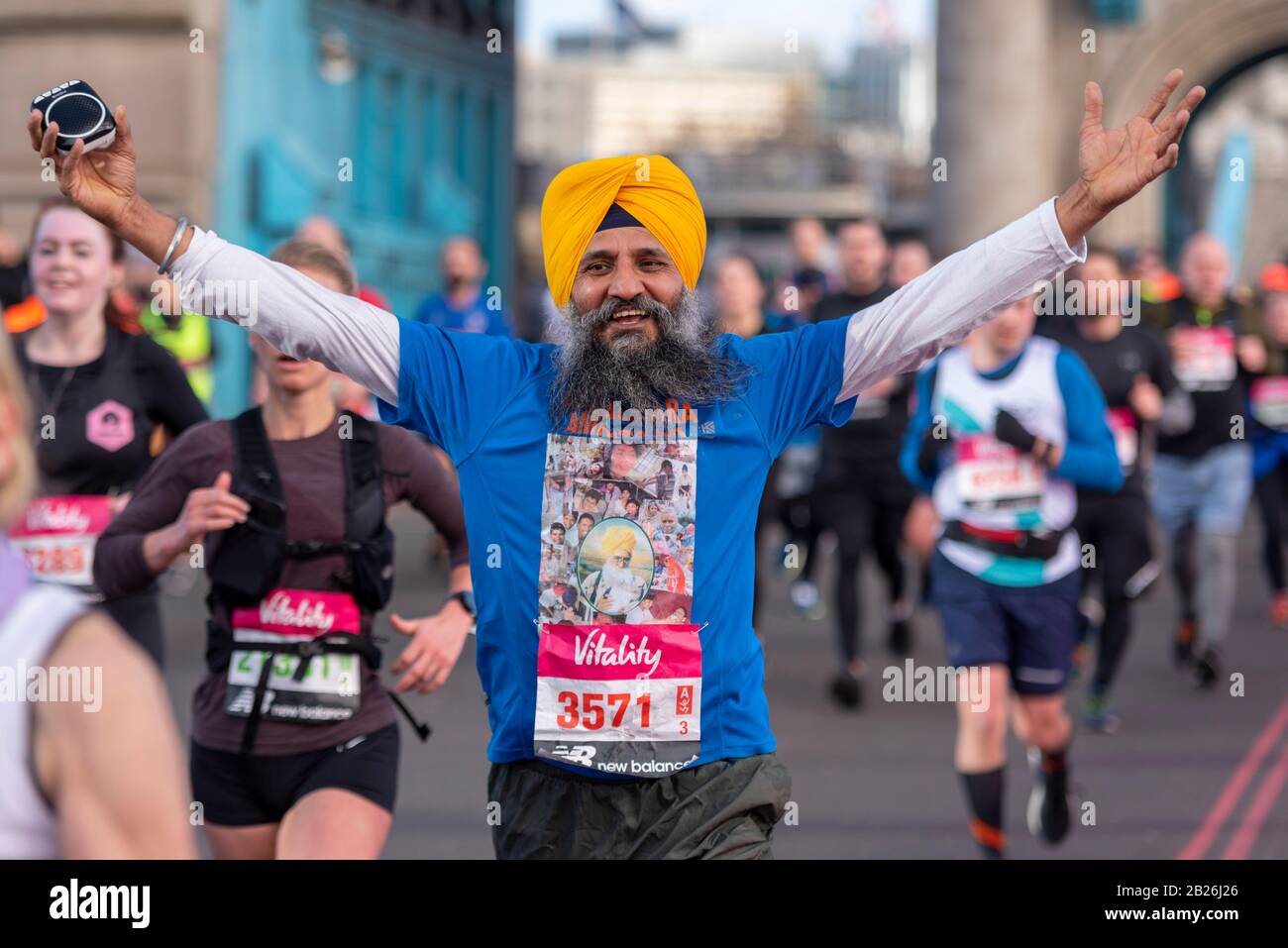 Tower Bridge, London, Großbritannien. März 2020. Die Vitality Big Half ist ein 21 km langer Halbmarathon, der eine Reihe von Marathonstandorten in London, einschließlich Crossing Tower Bridge, erreicht. Der Inder Manjit Singh läuft in Turban Stockfoto