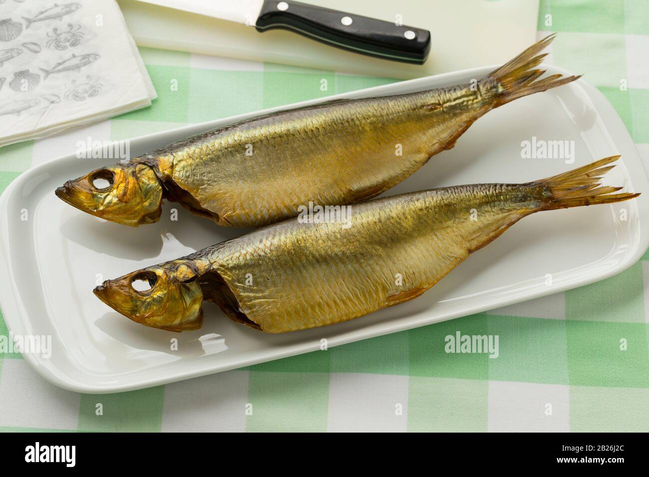 Ein Paar Bucklender, heiß geräucherter Hering auf einem Gericht für eine Mahlzeit Stockfoto