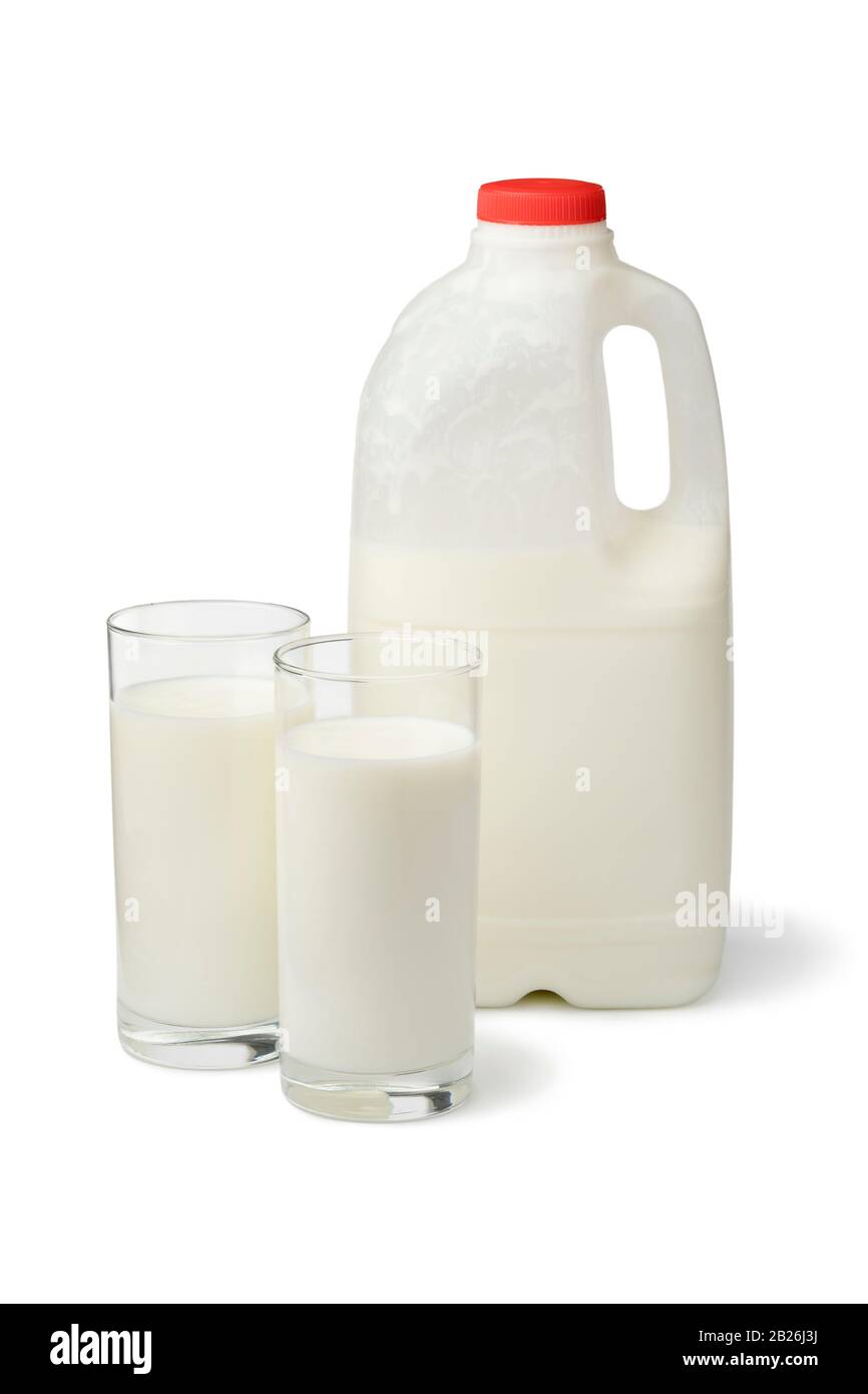 Kunststoffbehälter und Glas mit frischer organischer Buttermilch isoliert auf weißem Hintergrund Stockfoto