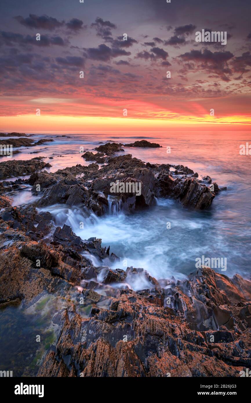 Sonnenuntergang, Küste, Felsen, North Devon, romantisch, glühender Himmel, atemberaubend, dramatisch, Küste, Küste, Küste, letztes Licht, Abendglühen, Horizont Stockfoto