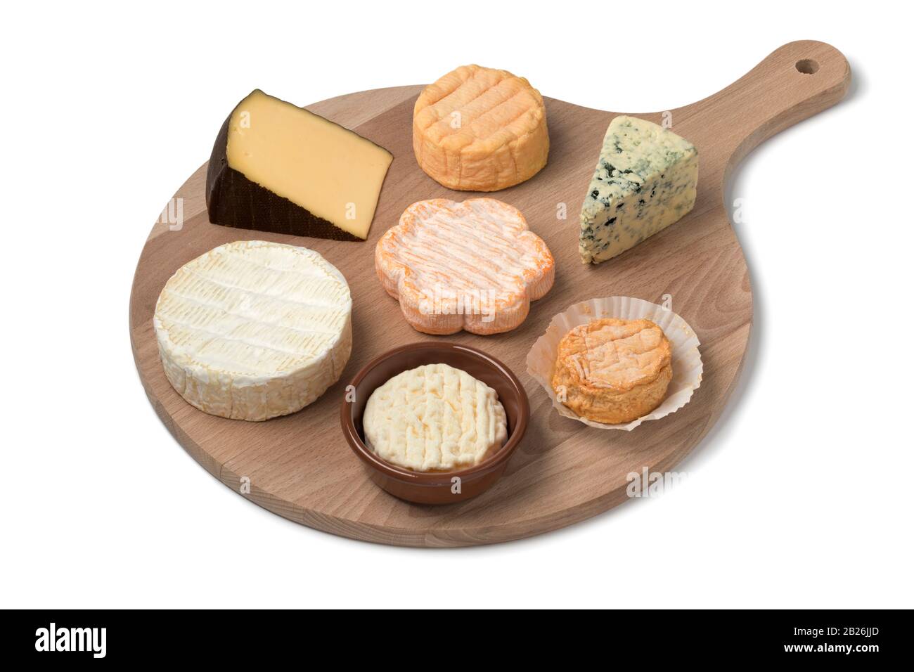 Käseplatine aus Holz mit verschiedenen Käsesorten zum Dessert, dicht isoliert auf weißem Hintergrund Stockfoto