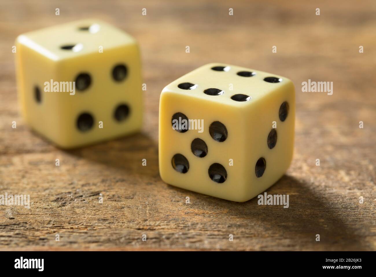 Zwei Dices an einem Holztisch Stockfoto