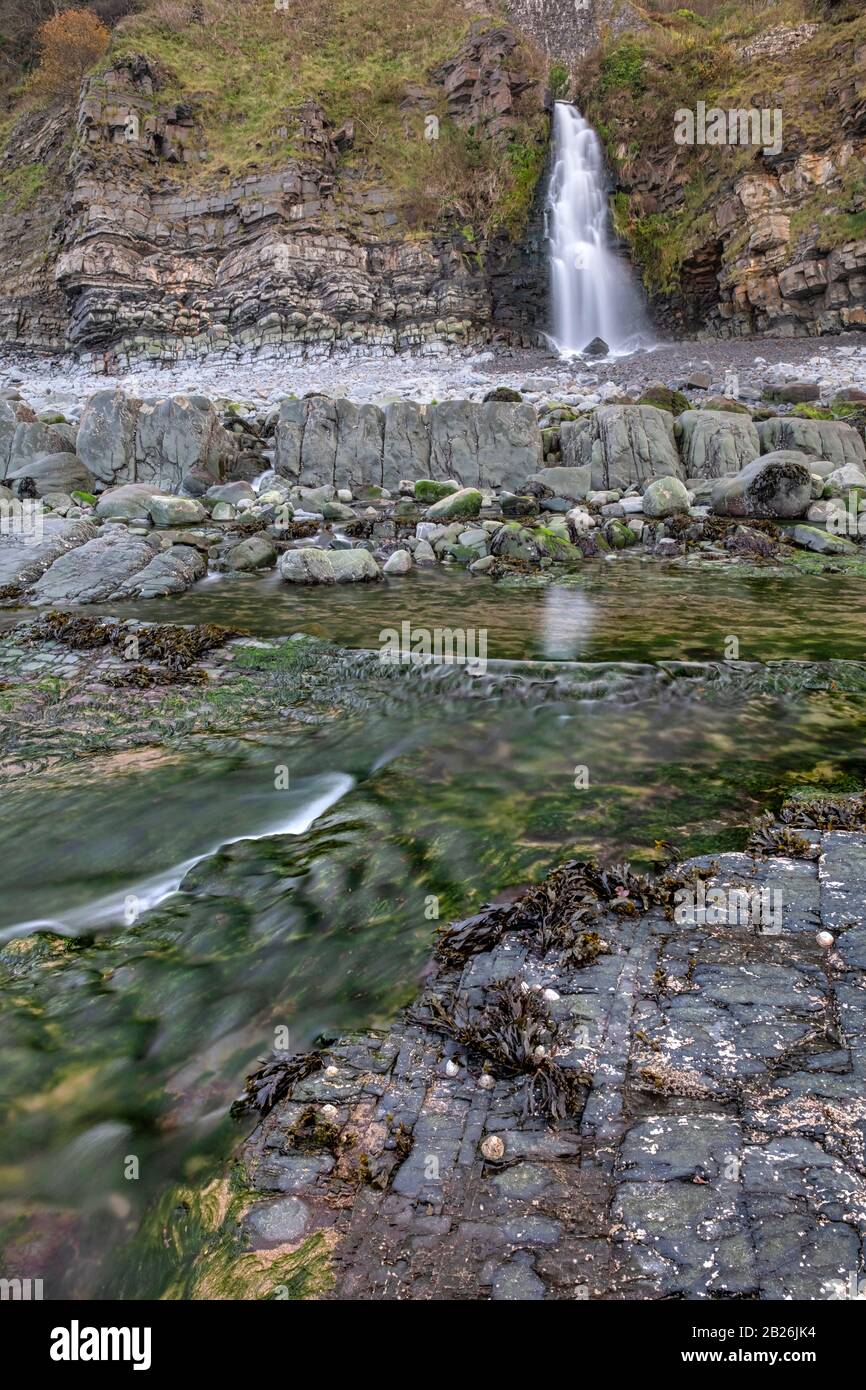 Wunderschöner Küstenwasserfall am malerischen Dorf Bucks Mills, Urlaubsziel, wunderschöner North Devon, Südwesten, Großbritannien Stockfoto