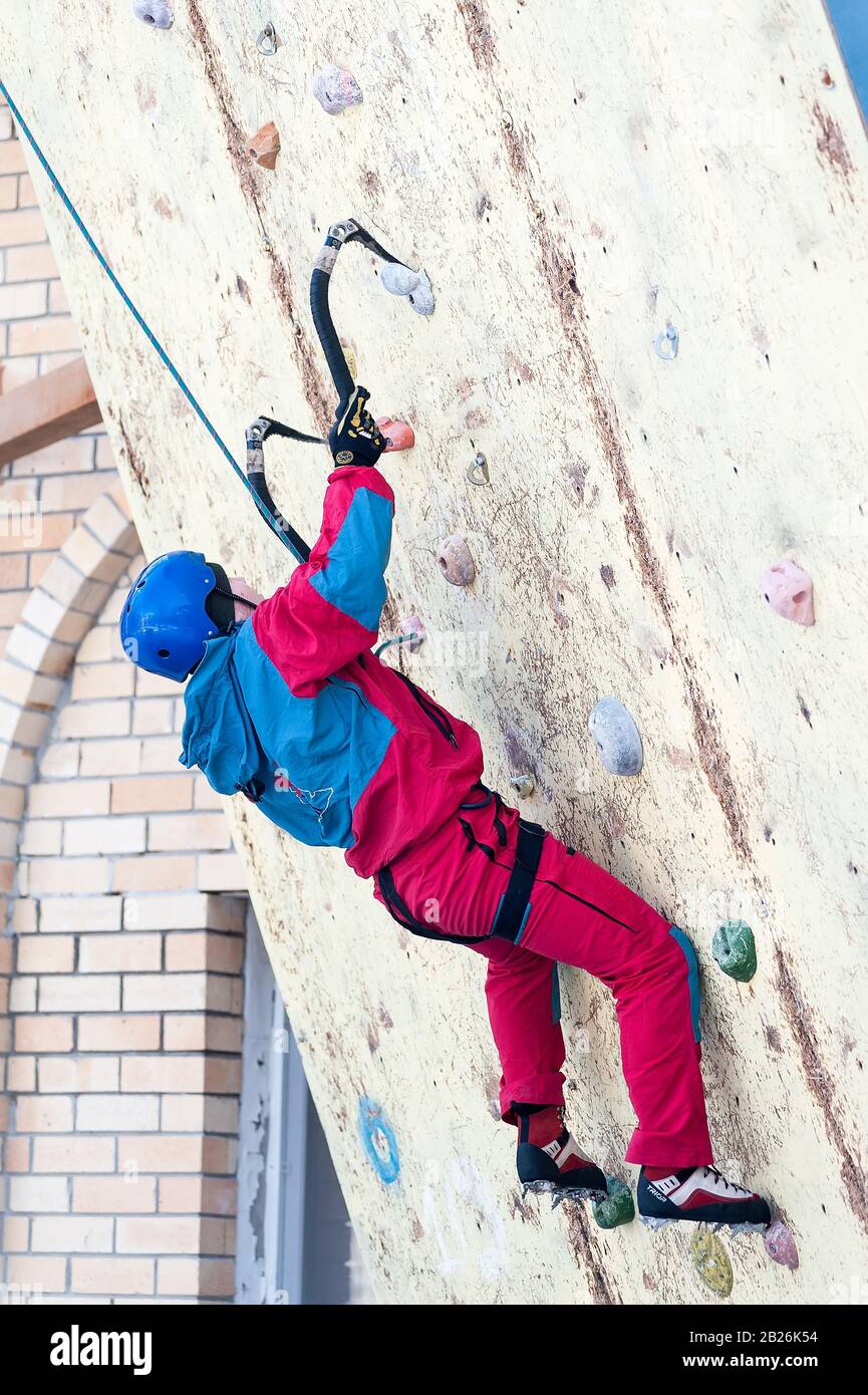 Der Mensch klettert auf dem Eiskletterwettbewerb nach oben Stockfoto