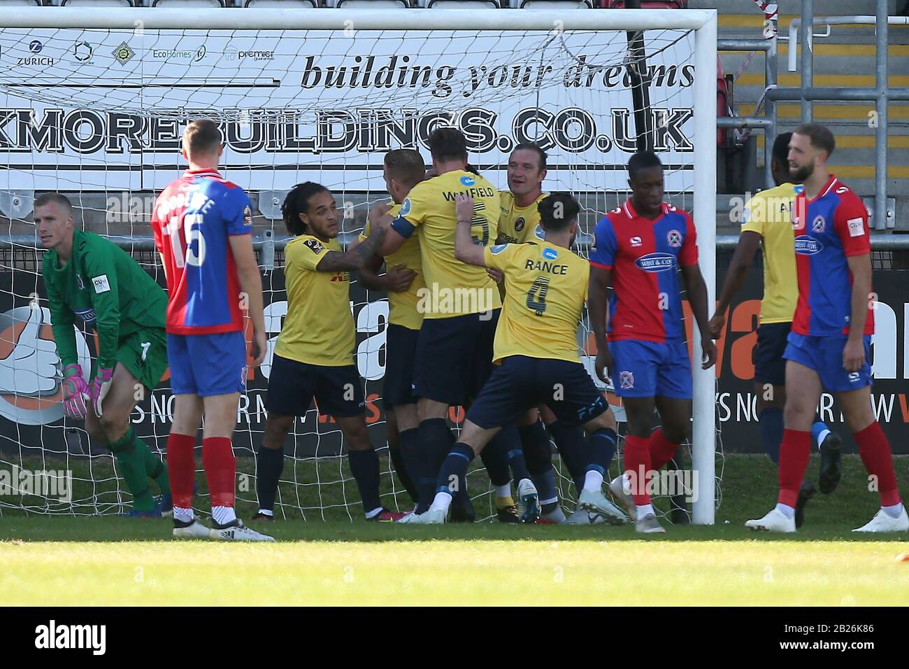 Chris Bush von Ebbsfleet erzielt das erste Tor für sein Team und feiert mit seinen Teamkollegen während Dagenham & Redbridge vs Ebbsfleet United, Vanaram Stockfoto