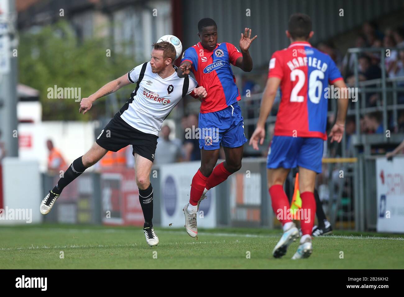 Adam Rooney von Salford und Liam Gordon von Dagenham während Dagenham & Redbridge gegen Salford City, Vanarama National League Football bei den Chigwell Cons Stockfoto