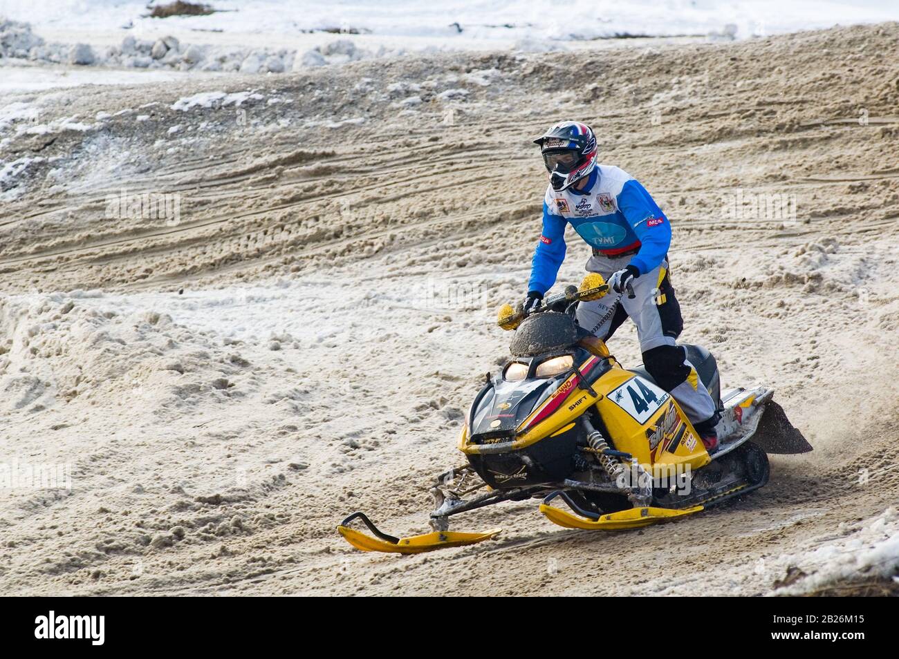 Schneemobil Fahrer auf Sportstrecke. Tjumen. Russland Stockfoto