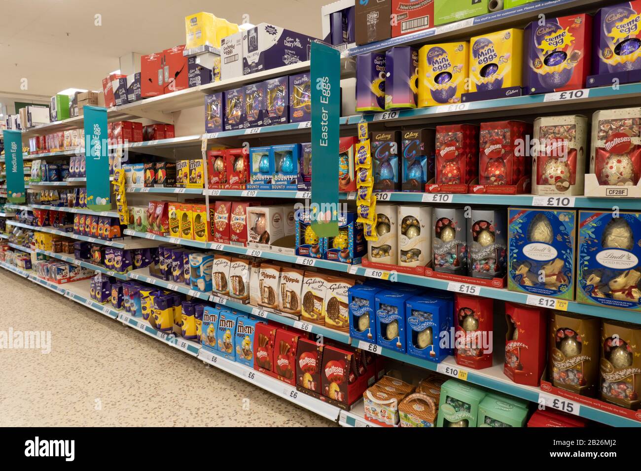 Reihen von Ostereiern auf einem Tesco Supermarktregal Stockfoto