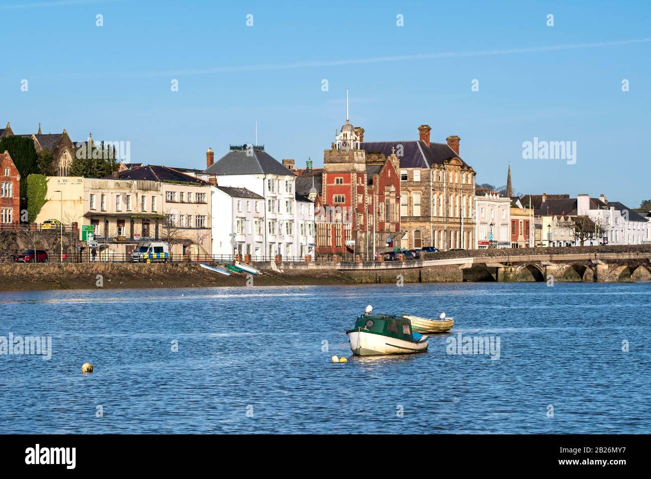 Blick vom Ufer des River Torridge in Richtung Bideford Bridge, Bibliothek und Brückengebäude, North Devon, South West, Großbritannien Stockfoto