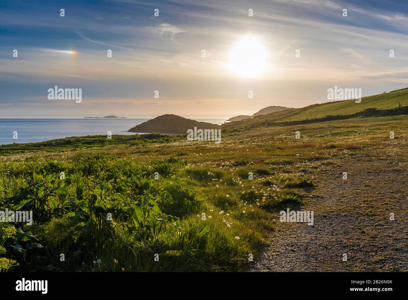 Die Sonne bereitet sich vor, unter den Horizont zu fallen. Abendlicher Spaziergang zur Whitesands Bay Stockfoto