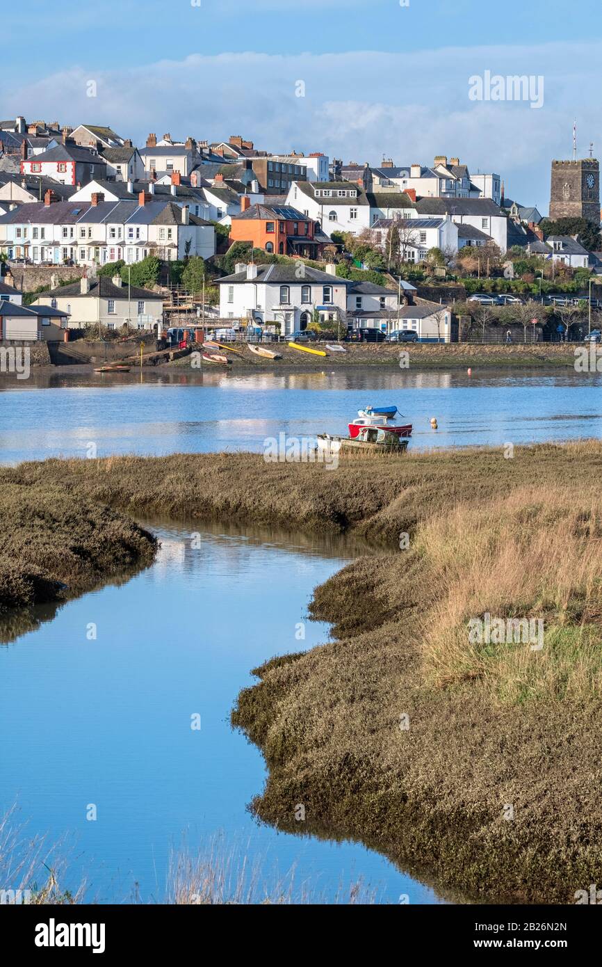 Blick von Osten auf das Wasser in Richtung Bideford Quay mit Bridge Buildings und der Library in Bideford North Devon, South West, Großbritannien Stockfoto