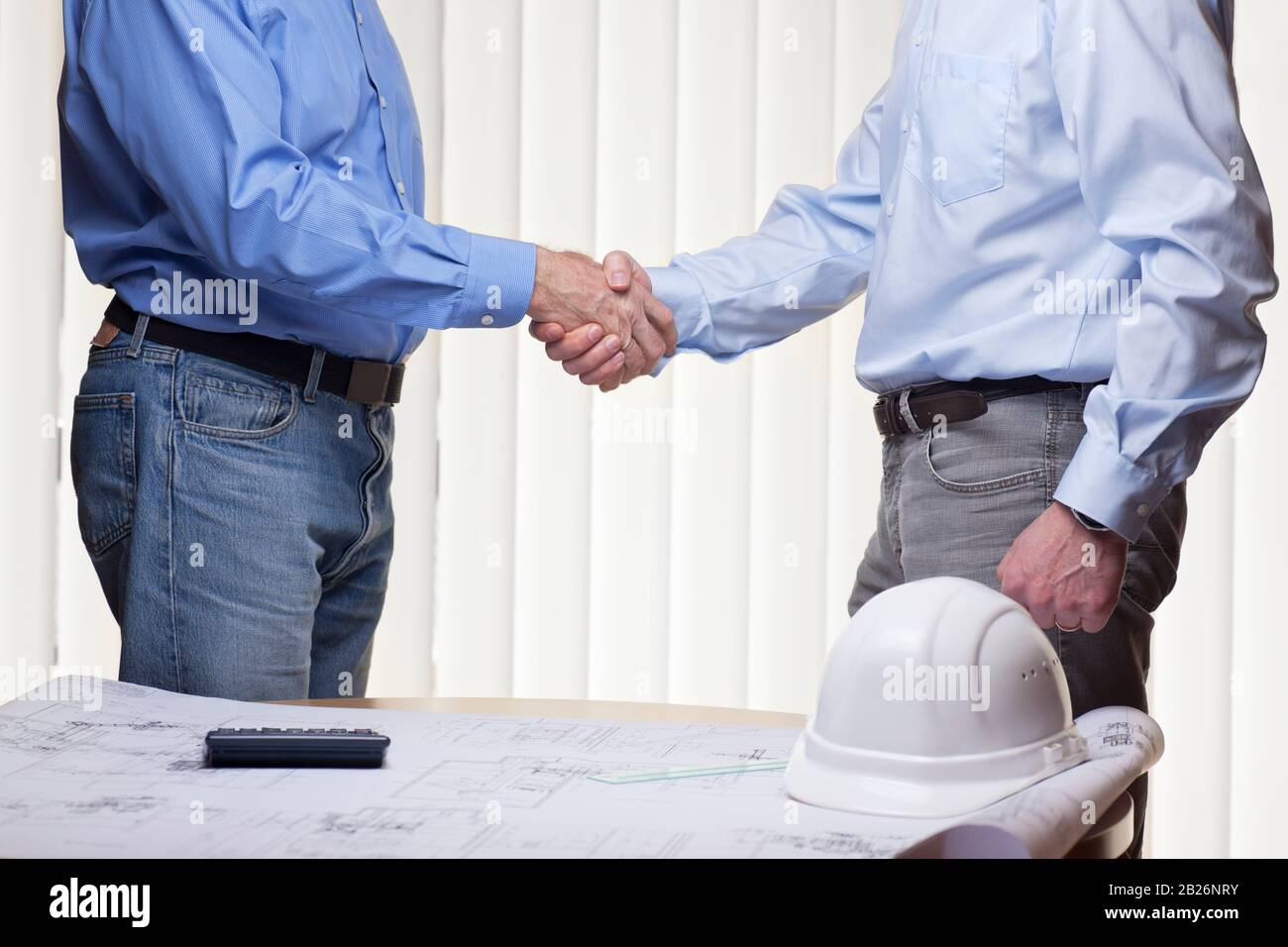Architekt oder Ingenieur handshake mit Partner oder Kunden in Stockfoto