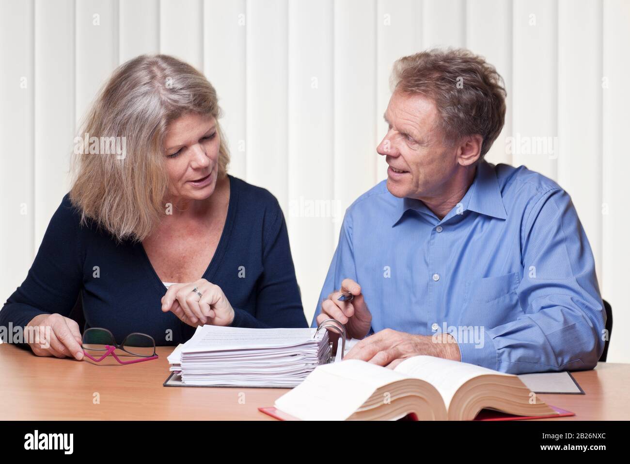 Frau und Mann, die ein Projekt diskutieren. Kann Rechtsanwalt, Berater oder Ankläger sein Stockfoto