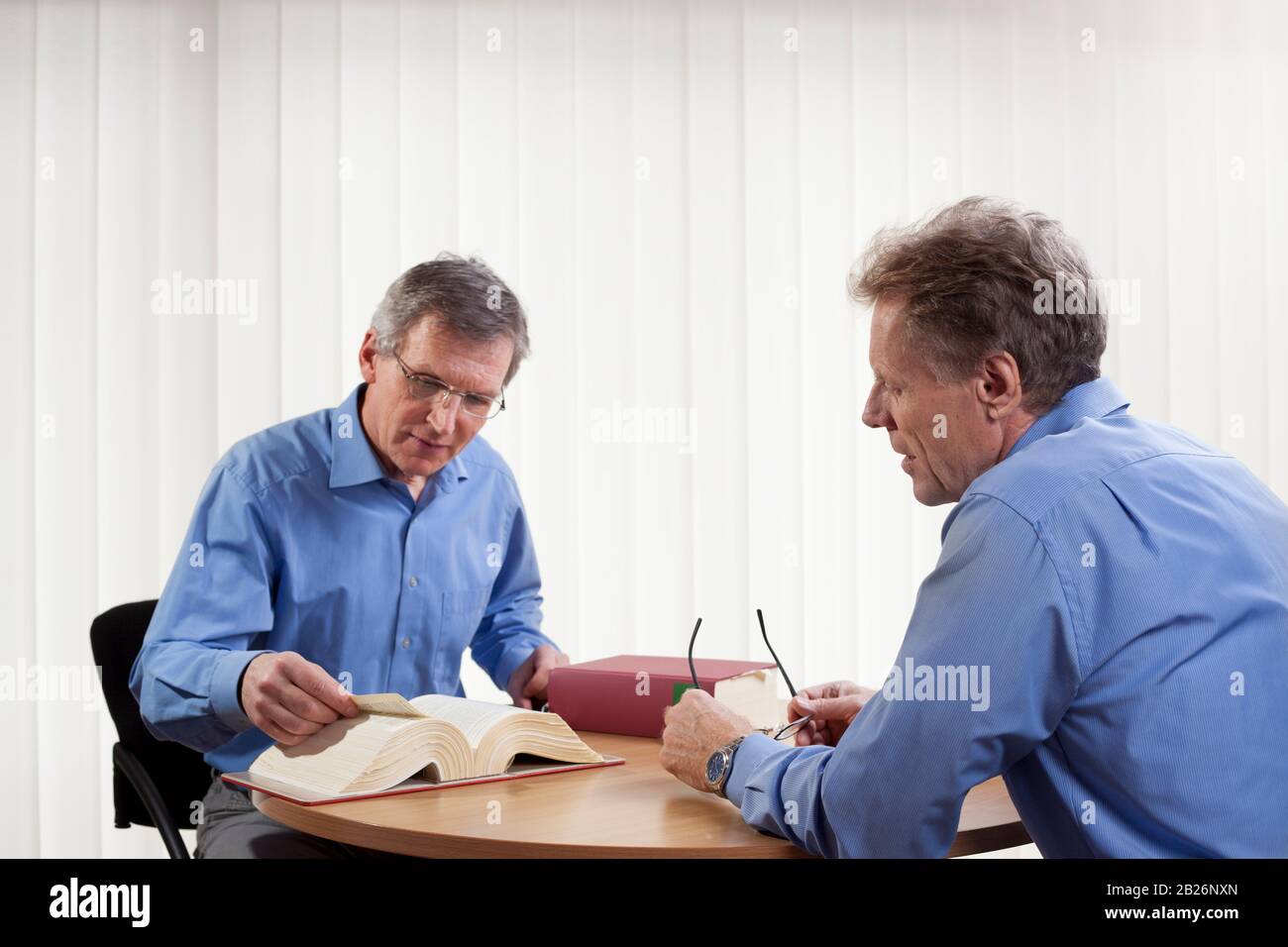 Unternehmer berät Anwalt in einem weißen Büro Stockfoto