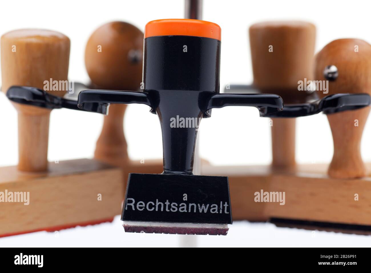 Nahaufnahme eines Stempelhalters mit vielen Stempeln - einer davon mit dem deutschen Wort für Advokat, Anwalt oder Anwalt Stockfoto