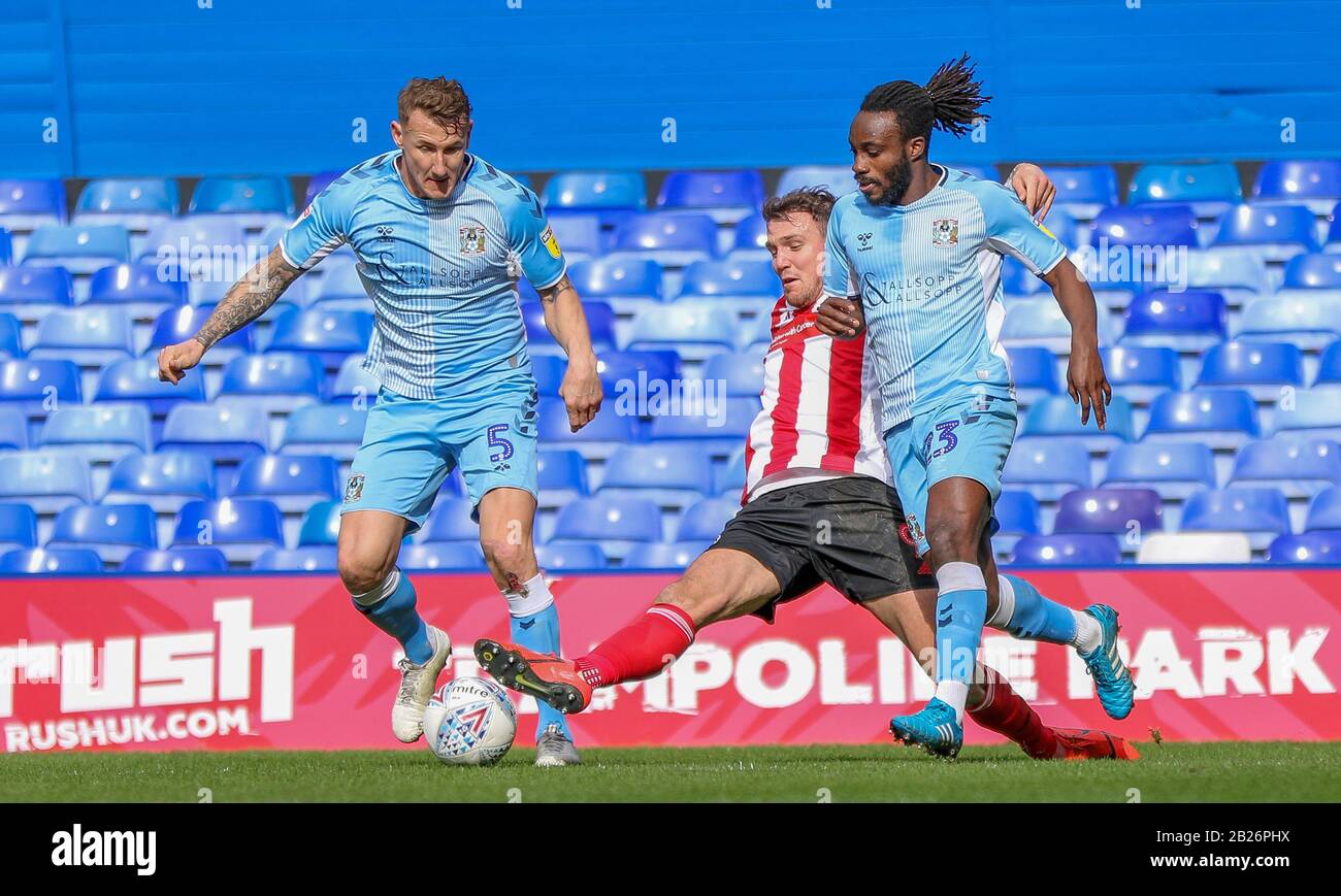 Birmingham, Großbritannien. März 2020. Charlie Wyke aus Sunderland wird von Fankaty Dabo aus Coventry City in Angriff genommen. Credit: Simon Bissett/One Up Top/Alamy Live News Stockfoto