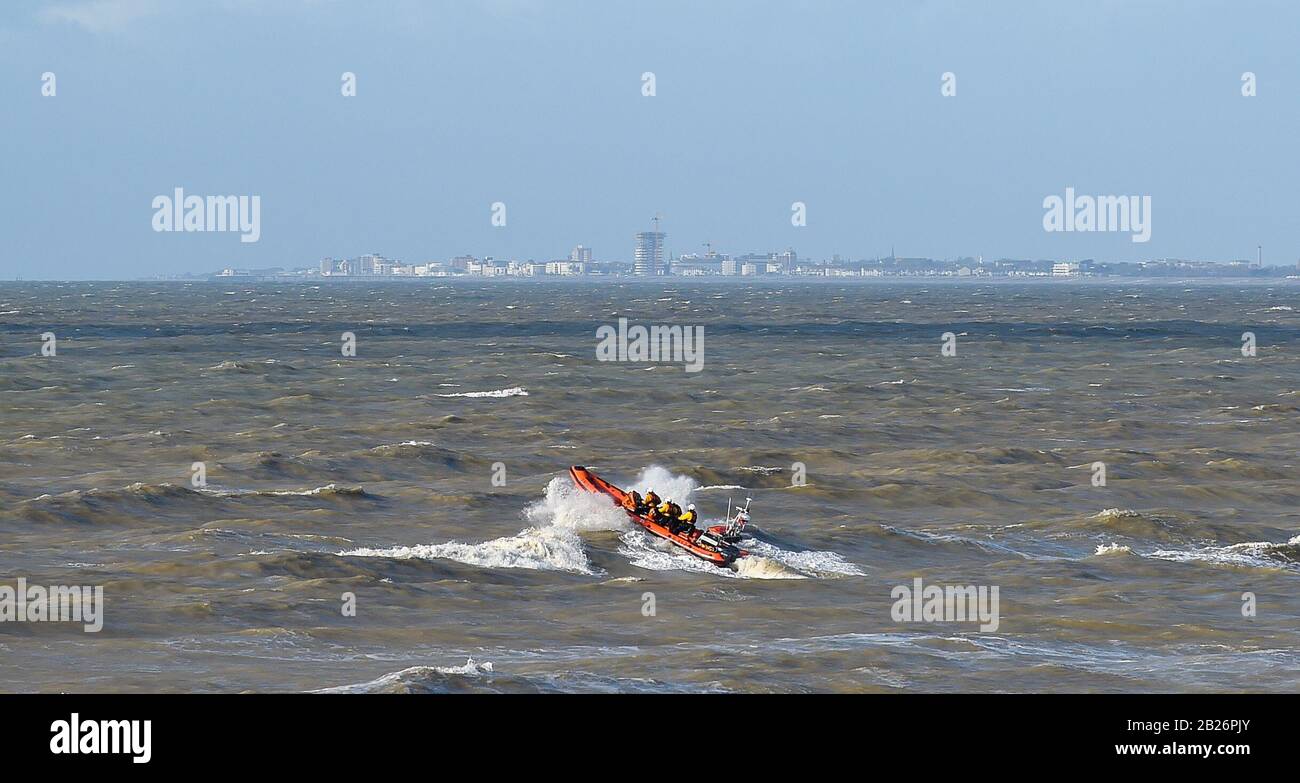 Brighton UK 1. März 2020 - Ein Küstenlifeboat stürzt durch Wellen am Brighton Beach ab, als das Schlussende von Storm Jorge Großbritannien verlässt. Kredit: Simon Dack / Alamy Live News Stockfoto