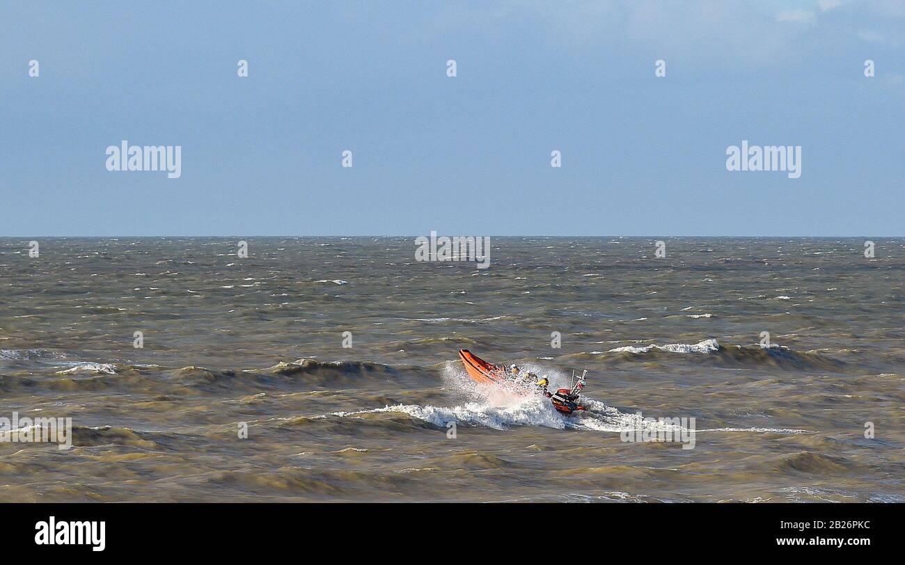 Brighton UK 1. März 2020 - Ein Küstenlifeboat stürzt durch Wellen am Brighton Beach ab, als das Schlussende von Storm Jorge Großbritannien verlässt. Kredit: Simon Dack / Alamy Live News Stockfoto