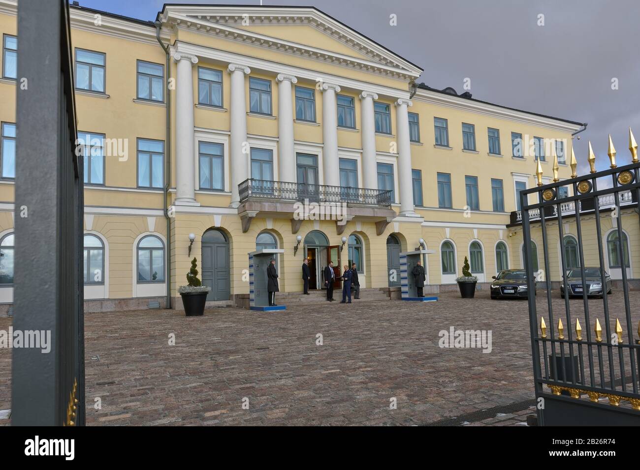 Menschen am Eingang zum finnischen Präsidentenpalast in Helsinki, Finnland Stockfoto