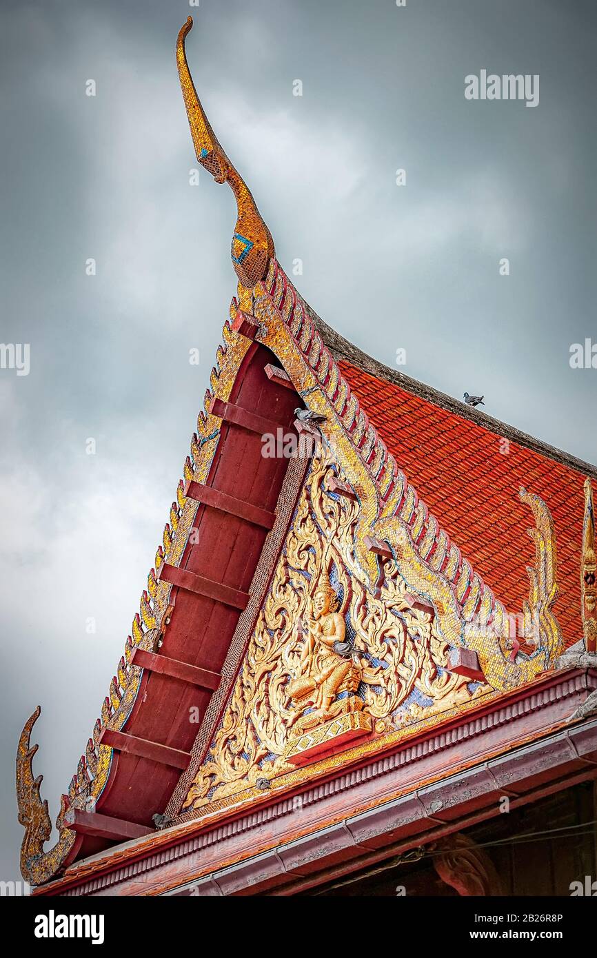 Verzierte Details am Dachgiebelabschluss eines Tempels in Thailand. Stockfoto