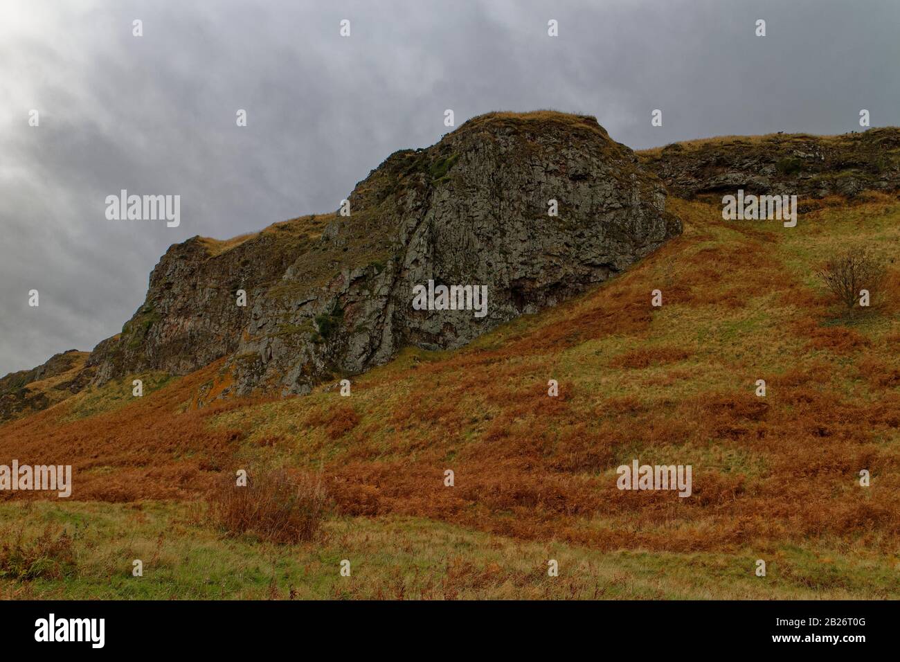 Die Vulkanischen Klippen und der alte Erhöhte Strand von St Cyrus im Herbst an einem nassen Tag mit schweren dunklen Wolken. Stockfoto