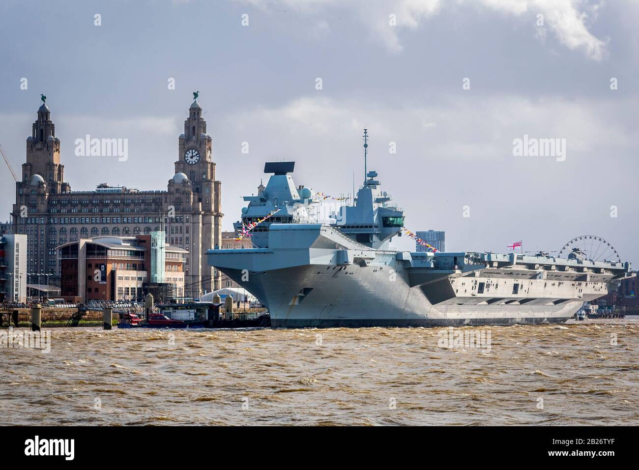 Der neueste Flugzeugträger der Royal Navy, die "HMS Prince of Wales", nahm den Liverpooler Pierhead bei einem Besuch mit freundlicher Genehmigung ab. Stockfoto