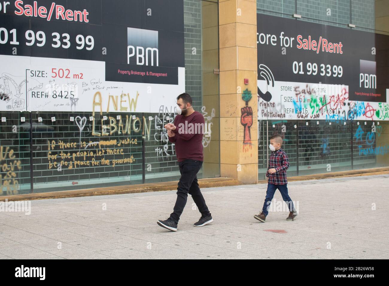 Beirut, Libanon. 1. März 2020: Ein Vater und Sohn, die auf dem Martyr-Platz spazieren gehen und schützende, chirurgische Gesichtsmasken gegen das 19-Virus tragen, da das Gesundheitsministerium des Libanon drei neue Fälle von Coronavirus bestätigt, was die Gesamtzahl der Fälle im Land auf sieben bringt. Credit: Amer ghazzal/Alamy Live News Stockfoto