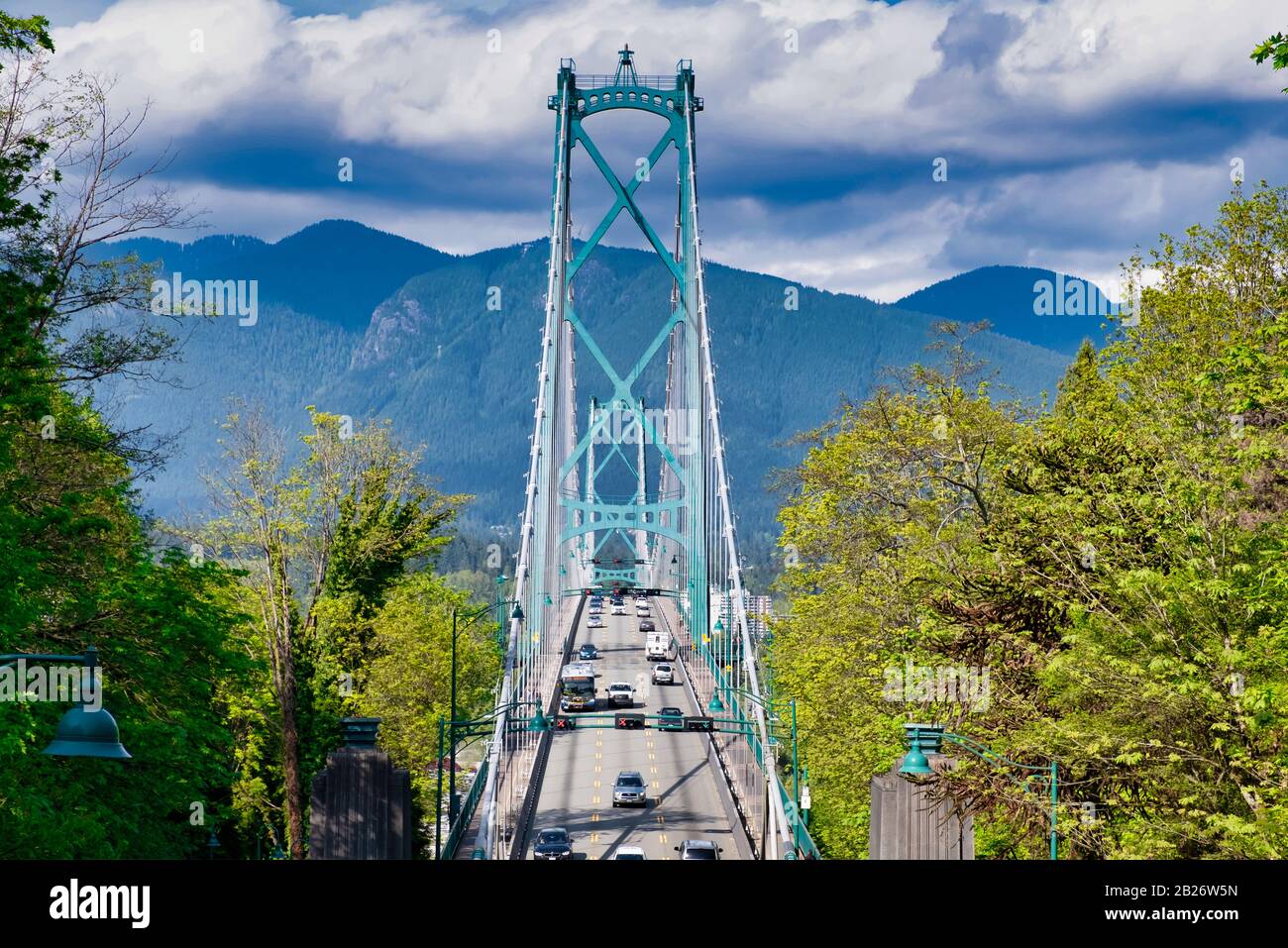 Vancouver - 05. Mai 2019: Chinatown, Vancouver Canada. Lions Gate Suspension Bridge in Vancouver BC mit Verkehr. Stockfoto