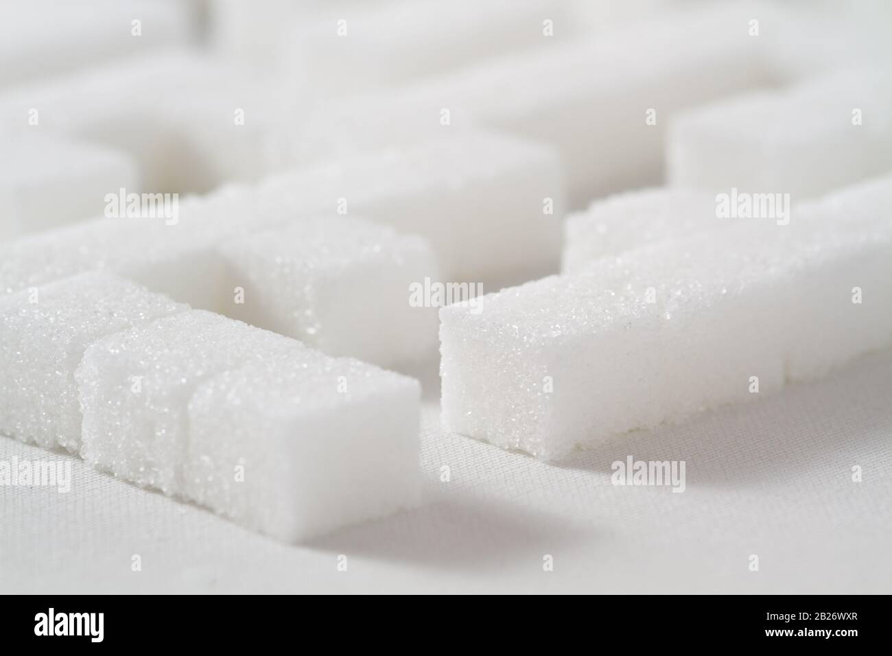 High Key Detail eines Labyrinths aus Zuckerwürfeln, die als Symbol für ungesunde Essgewohnheiten Stockfoto