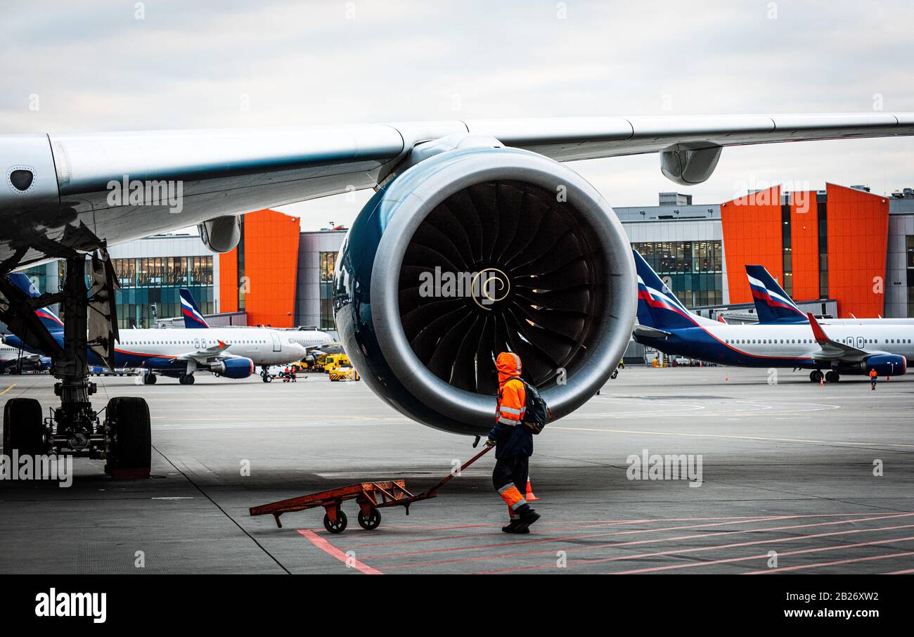 29. Oktober Moskau, Russland, Mitarbeiter am Flughafen Rolls-Royce Trent XWB eines Großraumflugzeugs Airbus A350 XWB am Flughafen Scheremetjewo. Stockfoto