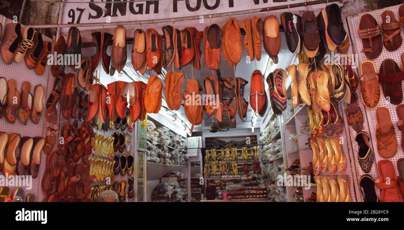 Traditionelles Jaipuri Jutis zu verkaufen in Bapu Bazar in Jaipur Stockfoto