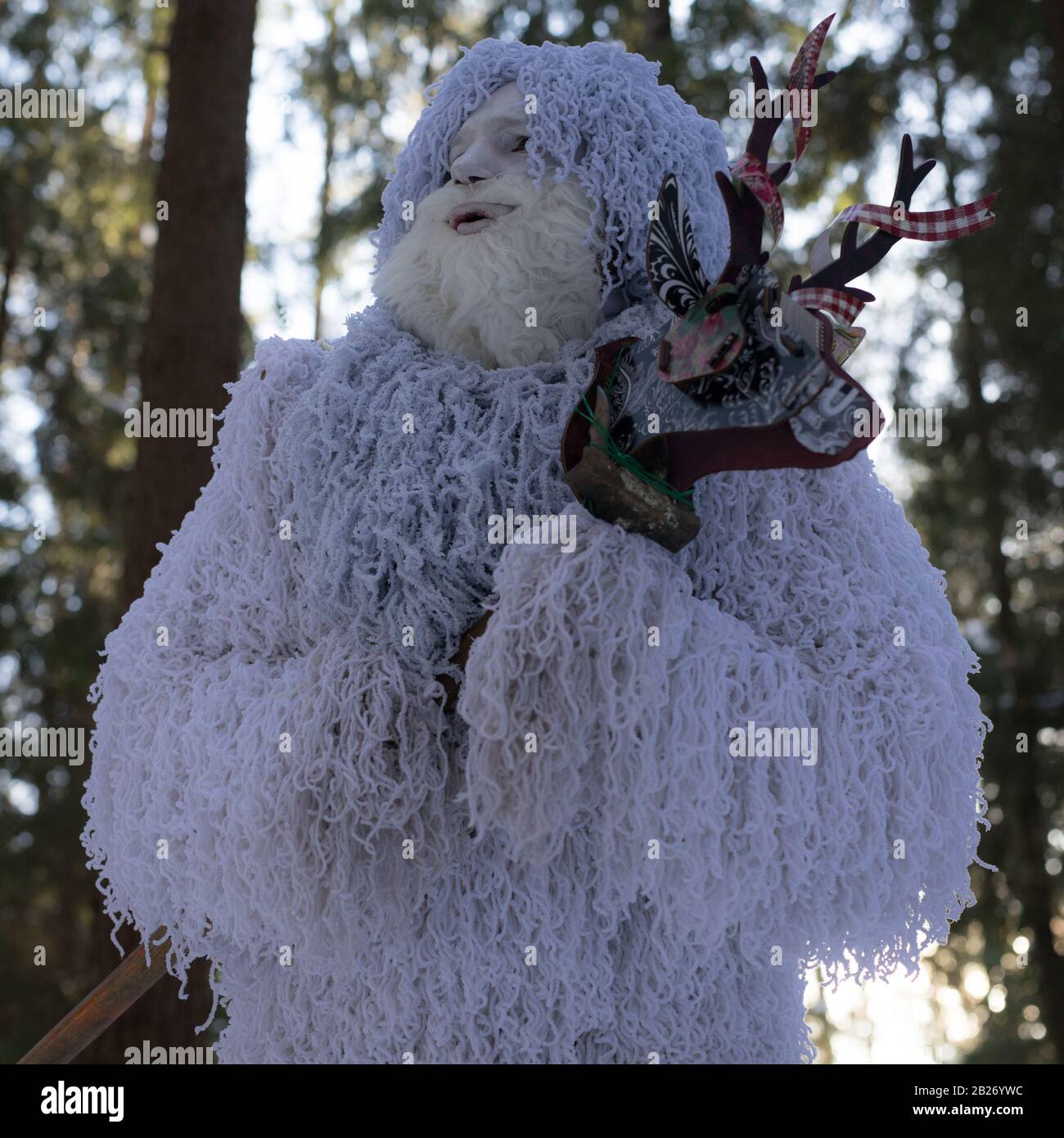 Yeti Märchenfigur im Winterwald. Fantasy-Foto im Freien. Stockfoto
