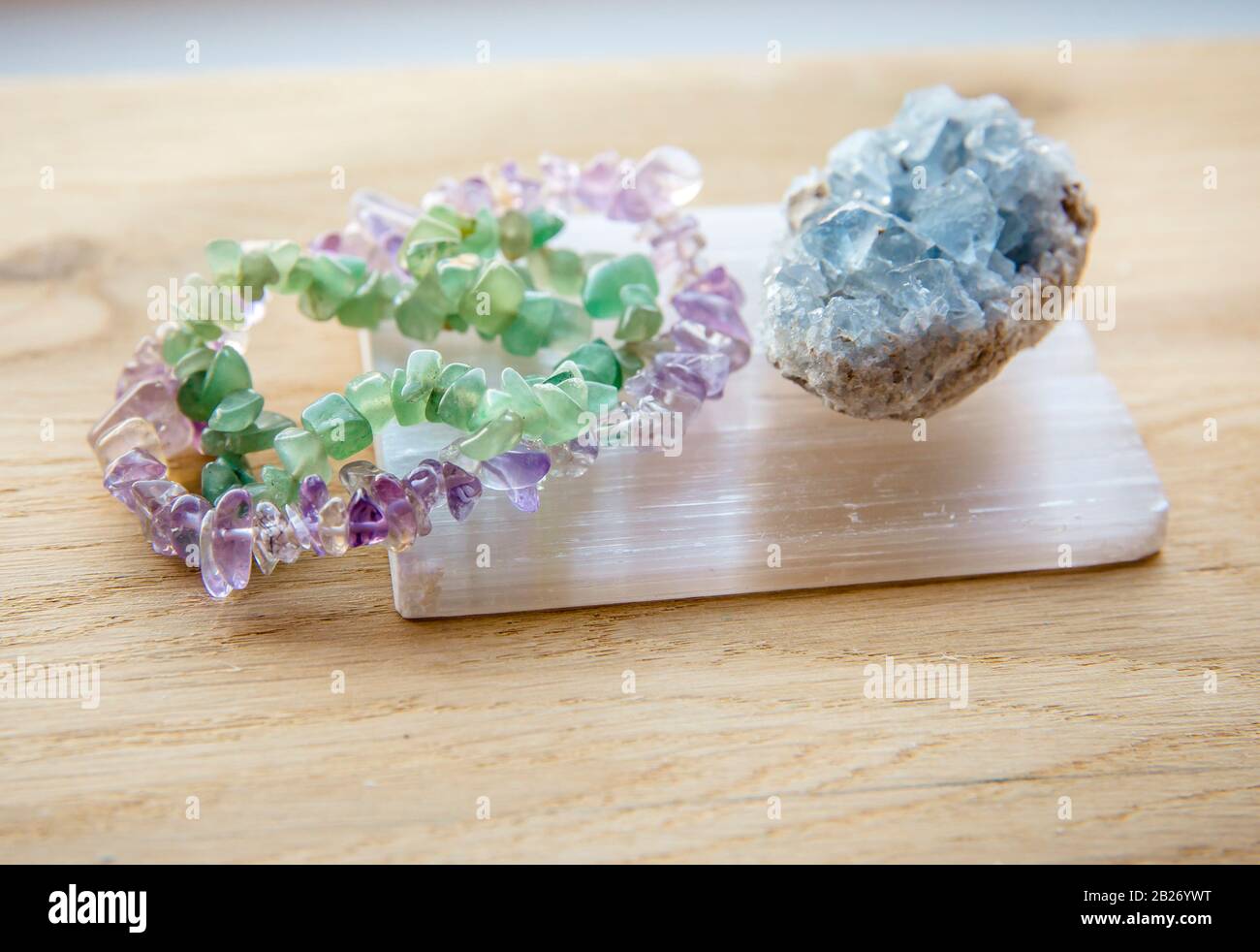 Natürliche Selenit-Kristallladeplatte dient der Reinigung und Aufladung anderer Kristalle Halbedelsteine und Schmuck. Stockfoto