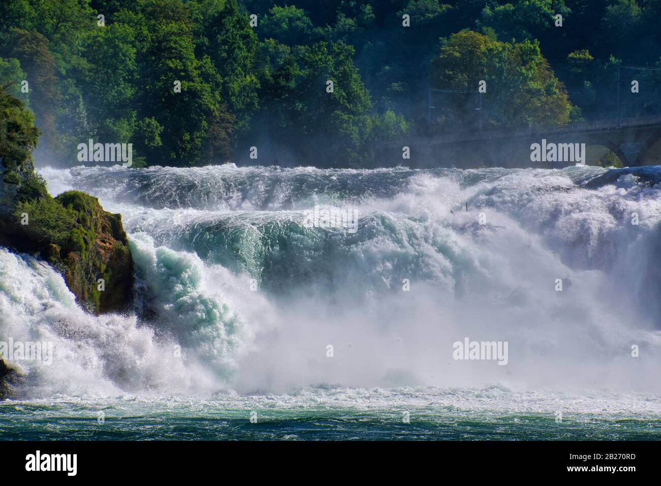 Der berühmte rhein fällt in den schweizer nahe der Stadt Schaffhausen - sonniger Tag und blauer Himmel Stockfoto