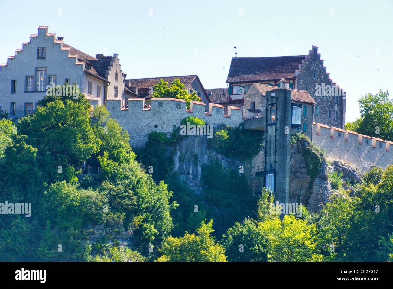 Der berühmte rhein fällt in den schweizern in der Nähe der Stadt Schaffhausen - sonniger Tag und blauer Himmel "Turm auf der Spitze des Canyons Stockfoto