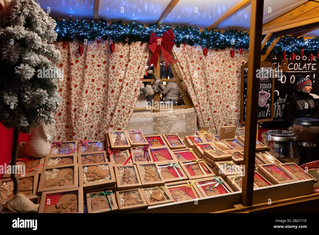 Lebensmittelmarktstand mit traditionellem Lebkuchen mit Weihnachtsfeiertagsmotiven in Warschau, Polen Stockfoto