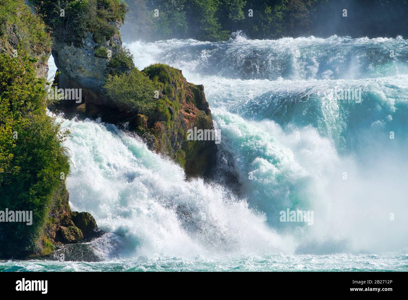 Der berühmte rhein fällt in den schweizer nahe der Stadt Schaffhausen - sonniger Tag und blauer Himmel Stockfoto