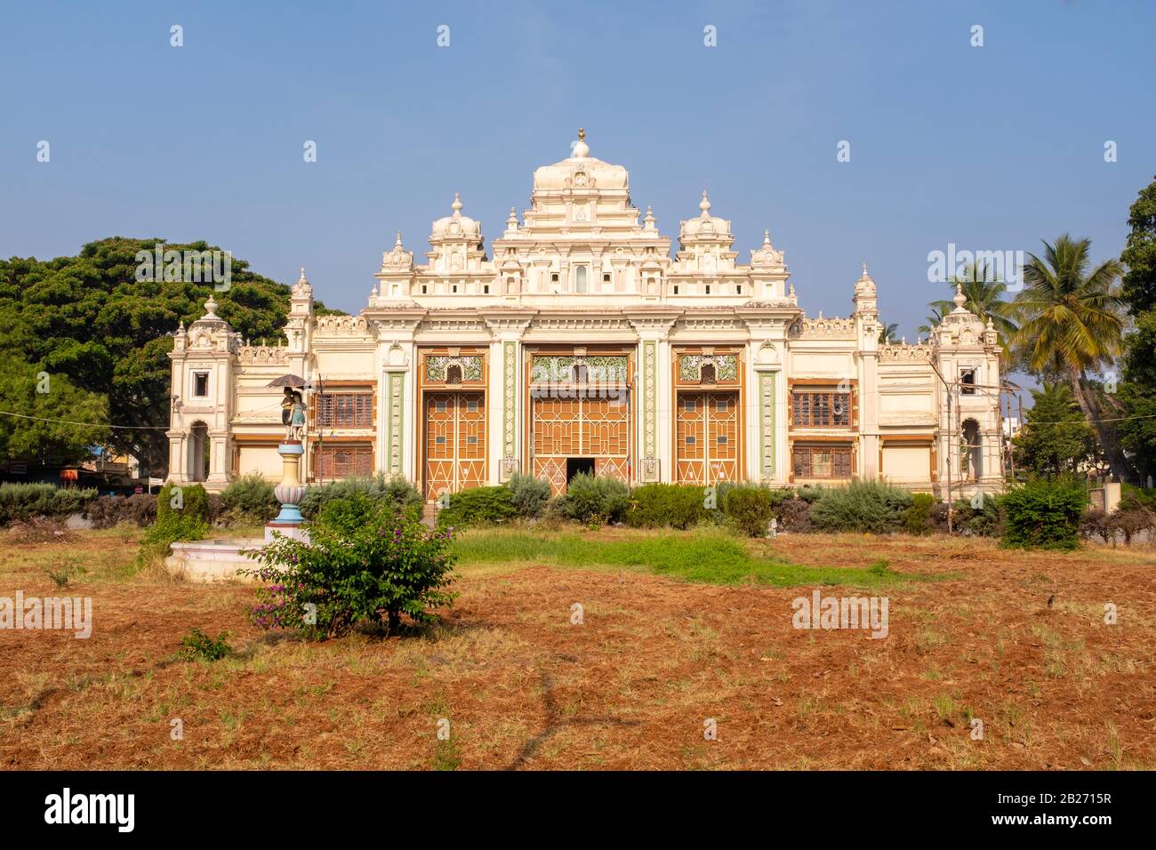 Jaganmohan Palace Art Gallery and Auditorium fadenure and main entrance, mitgenommen am Nachmittag, ohne Leute, Mysore, Indien Stockfoto