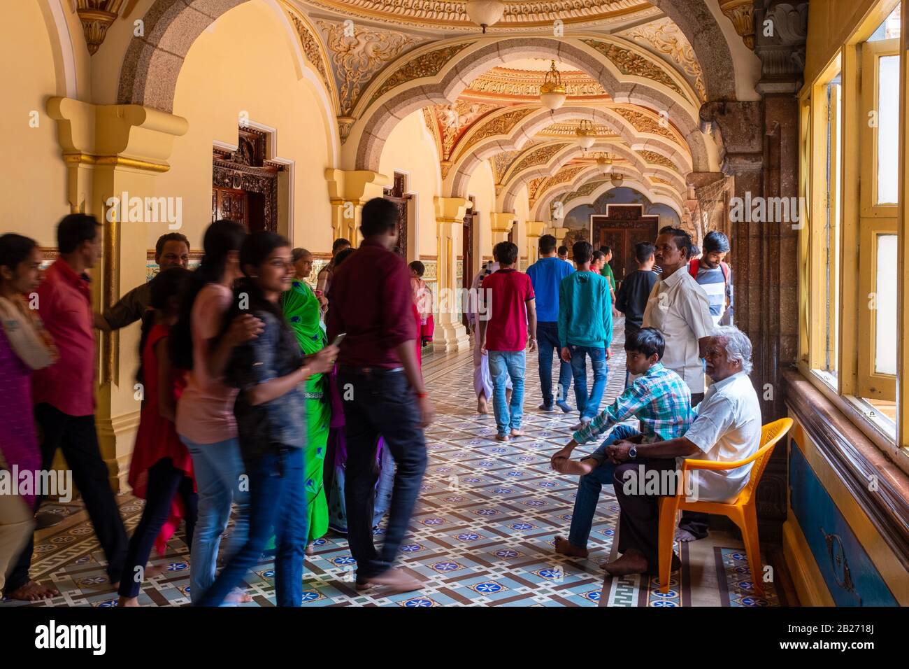 Mysore, Indien - 10. März 2018: Zahlreiche indische Besucher im Mysore-Palast Stockfoto