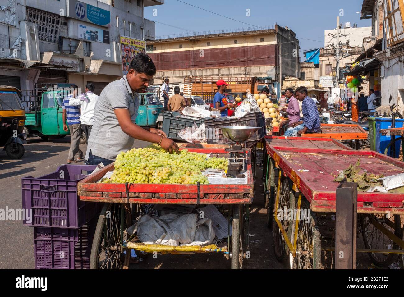 Mysore, Indien - 12. März 2018: Ein Händler, der Trauben auf einem externen Bauernmarkt in Mysore verkauft, am Morgen in Indien eingenommen. Stockfoto