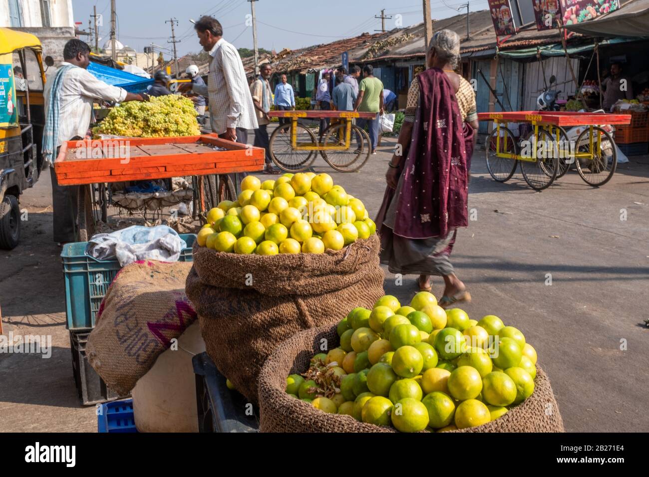 Mysore, Indien - 12. März 2018: Ein Händler, der Trauben und Zitrone auf einem externen Bauernmarkt in Mysore verkauft, am Morgen in Indien eingenommen. Stockfoto