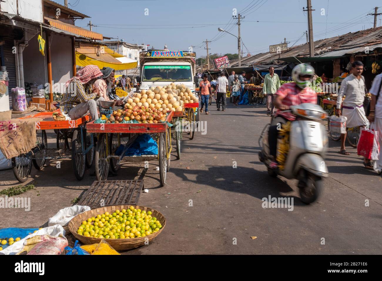 Mysore, Indien - 12. März 2018: Granatapfel und Melone auf einem externen Bauernmarkt in Mysore, morgens eingenommen in Indien. Stockfoto