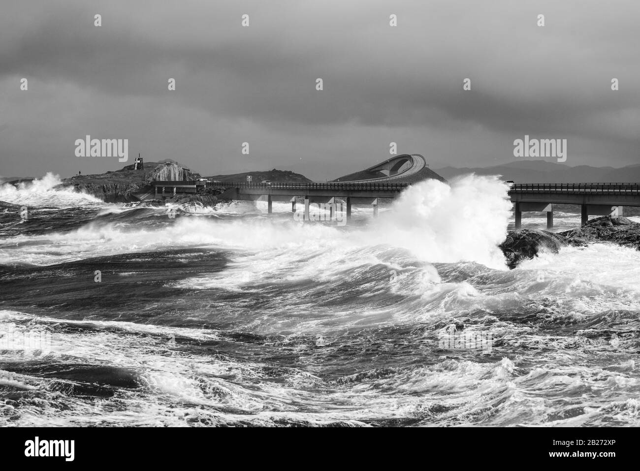 Zwischen Molde und Kristiansund an der Atlantikküstenstraße an einem stürmischen Septembertag. Die Brandung ist hoch und die Wellen sind groß. Stockfoto