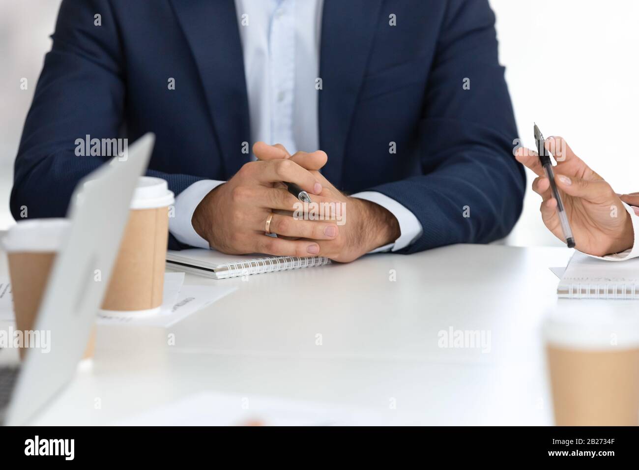 Clouse up Geschäftsmann hält sich bei einem Arbeitstreffen mit dem Mitarbeiter vor. Stockfoto
